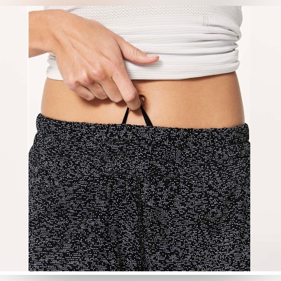 LULULEMON 12 Tracker Shorts in Sound Wave Polka Dot Pattern Black White Running - Picture 4 of 13